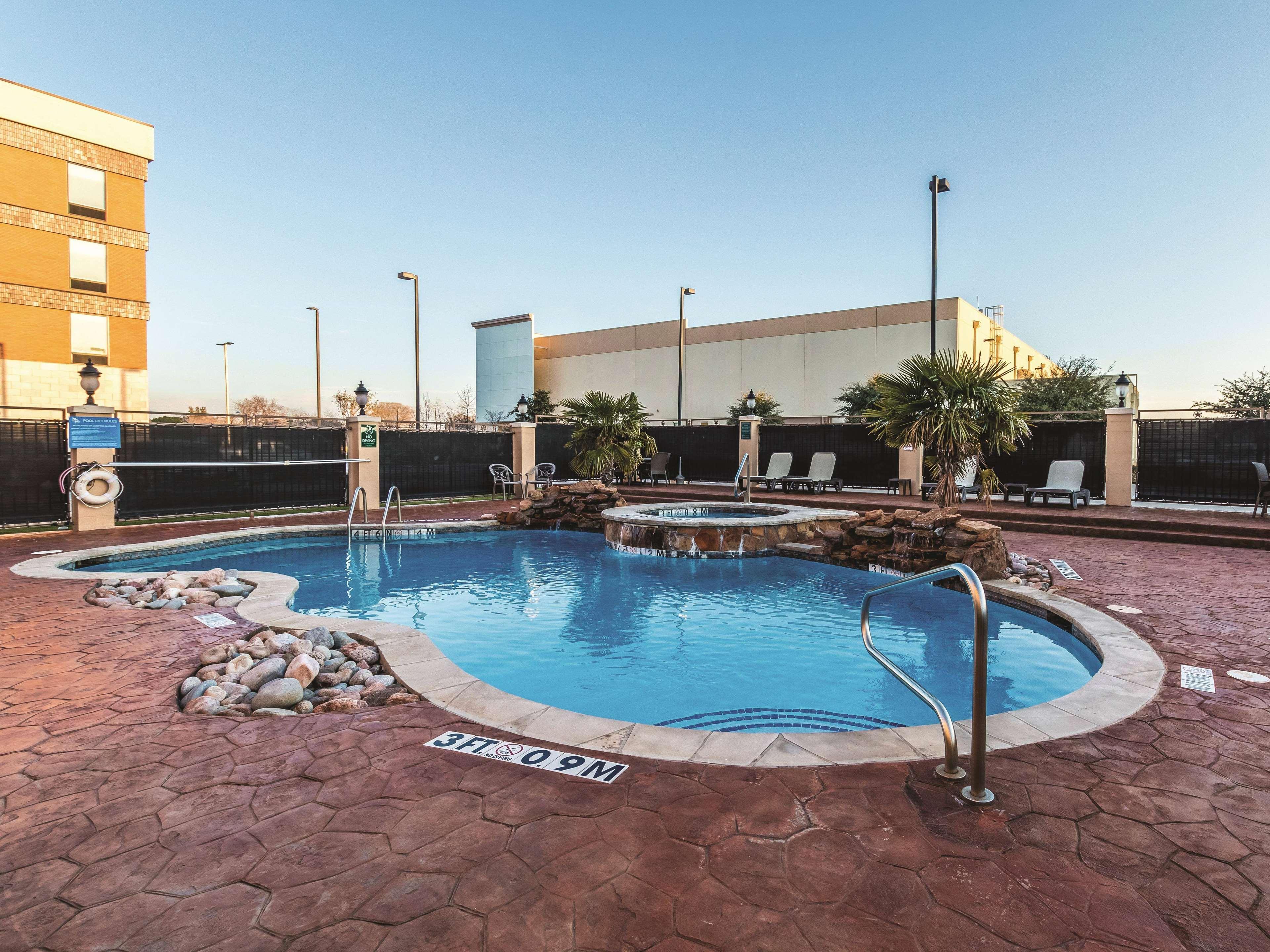 Отель La Quinta By Wyndham Dallas Grand Prairie South Экстерьер фото